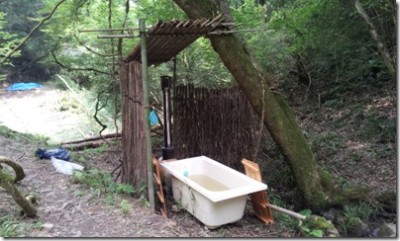 自作の木造薪焚き風呂小屋が完成 太陽熱温水器も移設